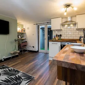  Holiday home Modern 1-bed Central With Outside Space United Kingdom